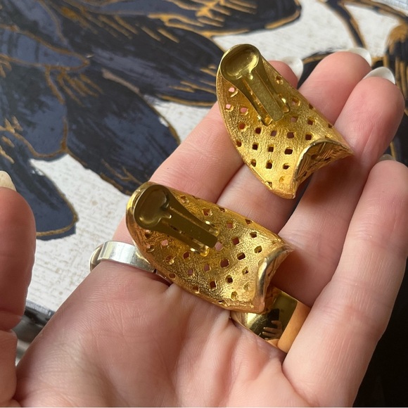 Elegant Gold Woven Earrings - Picture 7 of 11